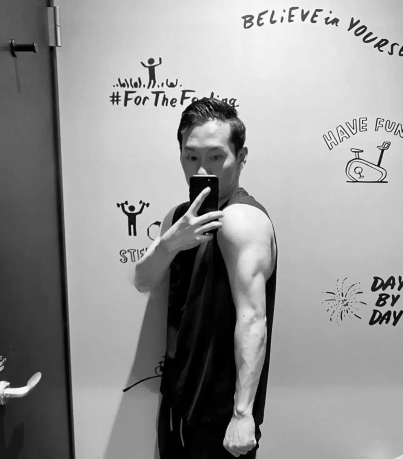 筋トレしている